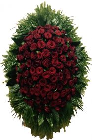 Фото - Венок на похороны из живых цветов #15 бордовые розы и зелень