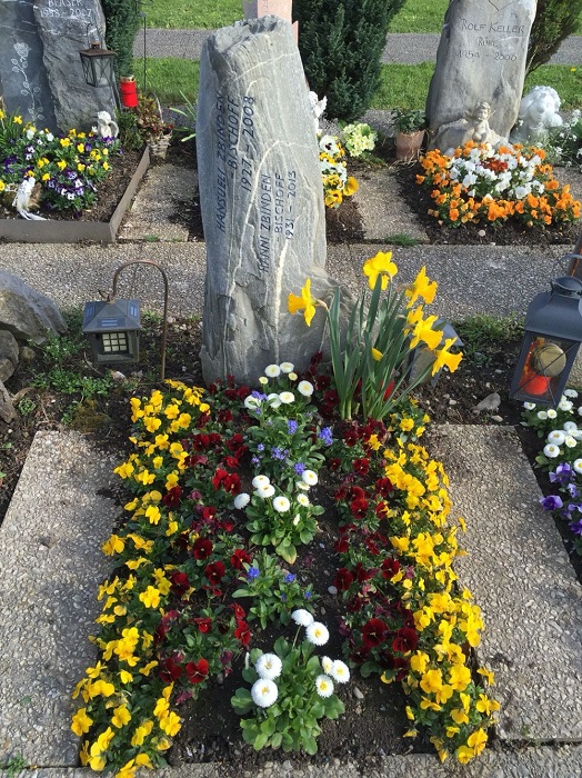 Пример украшения могилы цветами - фото 4