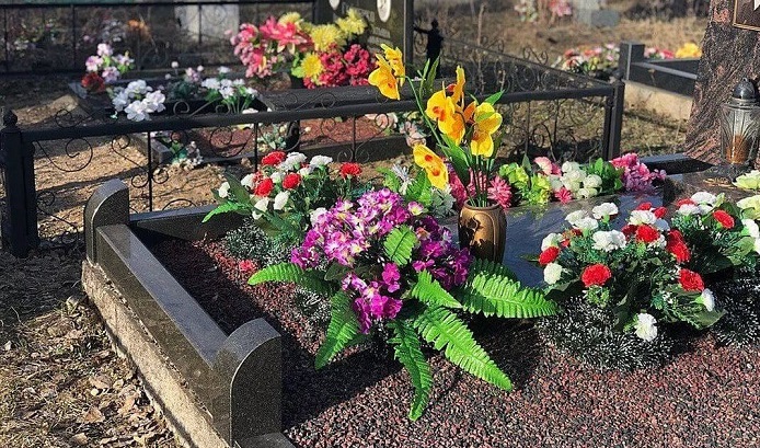 Пример украшения могилы цветами - фото 6