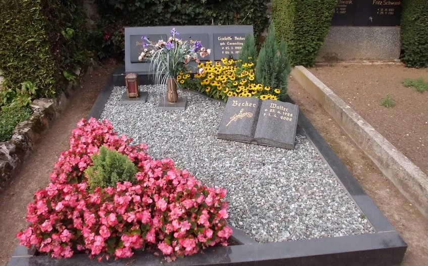 Пример украшения могилы цветами - фото 1